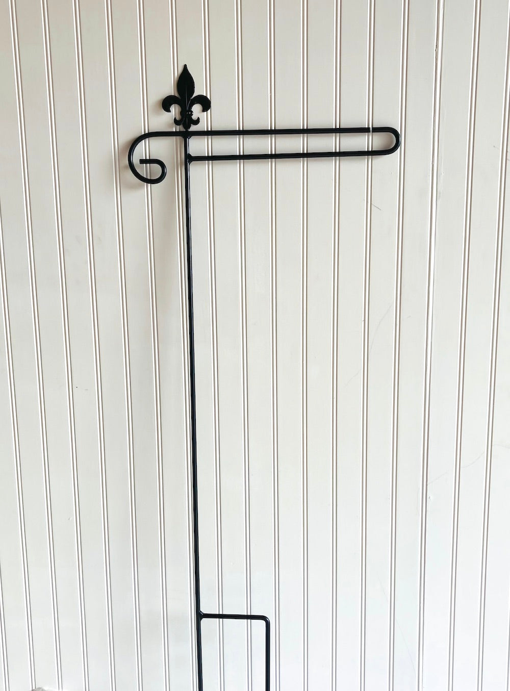 Small Garden Flag Holder With Fleur-de-Lis Cutout Design