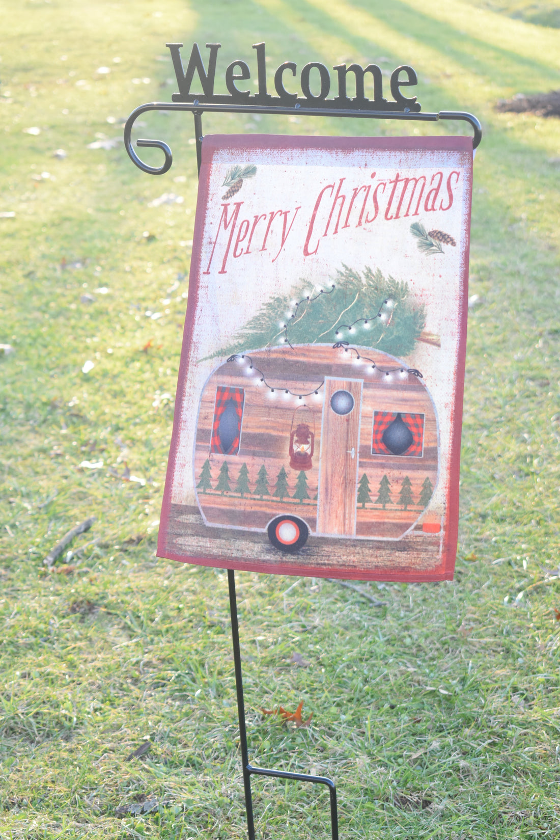 Welcome flag holder with Christmas flag